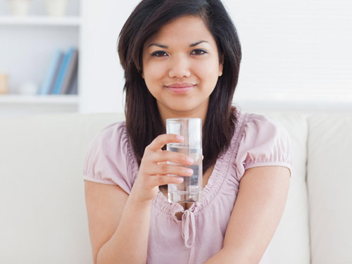 Bà bầu cần uống bao nhiêu nước mỗi ngày?
